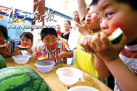 超市看热闹吃瓜